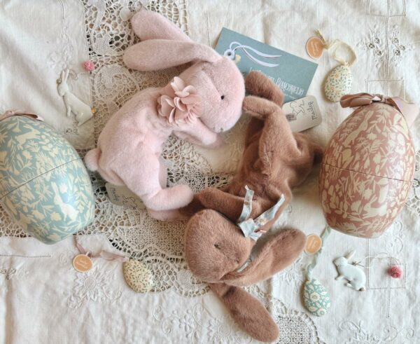 sleeping-bunny-marrone-maileg-16-5990-01